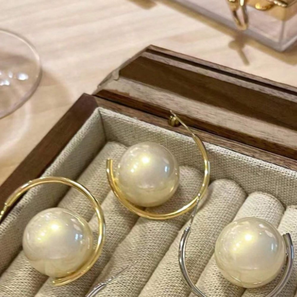 Chic Large White Pearl & Gold Hoop Earrings NEW - Picture 6 of 7